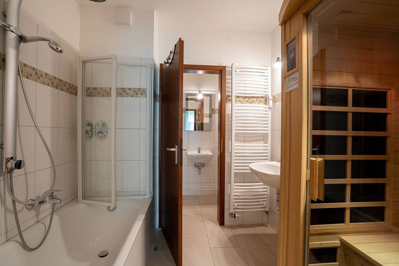 Ganze Wohnung, Ruhig gelegene Wohnung am Strand mit Parkplatz und Balkon in Scharbeutz, Ostholstein