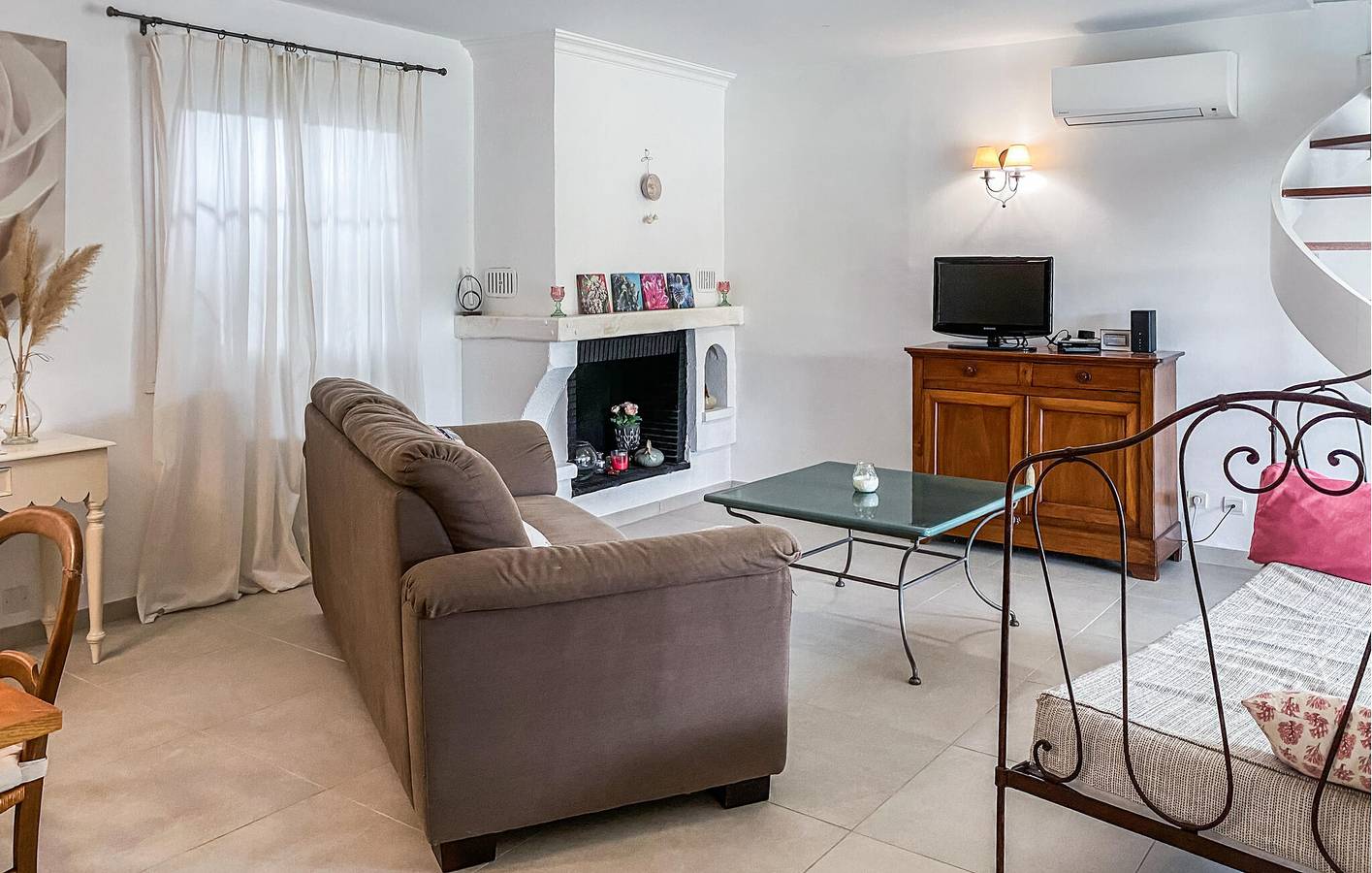 Appartement de 90m2 : Piscine, Parking, Proche d'Avignon in Les Angles (Gard), Région de Nîmes