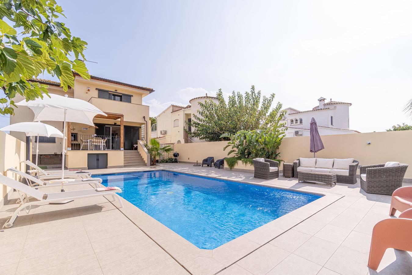 Villa am Kanal für 8 Personen, Swimmingpool und Liegeplatz. in Empuriabrava, Oberampurien