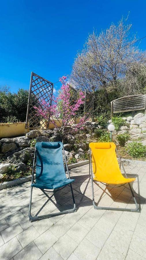 Gîte pour 2 personnes, avec jardin ainsi que terrasse et vue à Peyruis