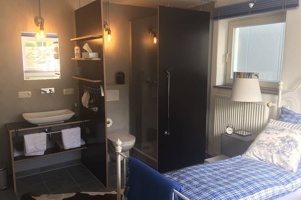Ganze Wohnung, Chiemgau Room: Kleines, feines Zimmer im Souterrain, Terrasse, eigener Zugang in Riedering, Landkreis Rosenheim
