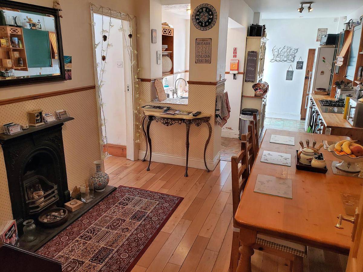 Double Room with Shared Bathroom in Penarth, Cardiff