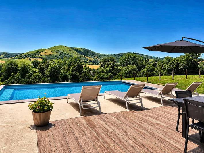 Location de vacances pour 10 personnes, avec Balcon et Terrasse ainsi que Jardin et Piscine à Iholdy