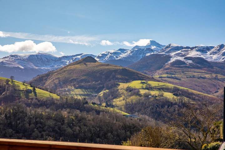Gîte pour 5 personnes, avec jardin et vue ainsi que terrasse et piscine, animaux acceptés à Arrodets-ez-Angles
