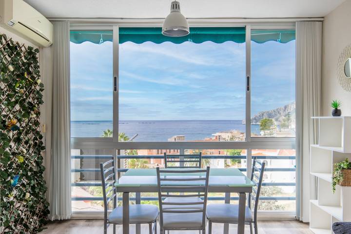 Ganze Wohnung, Ferienwohnung 'Vistas Al Mar - Junto A La Playa' mit Meerblick, Gemeinschaftspool und WLAN in Calpe Altstadt, Calpe
