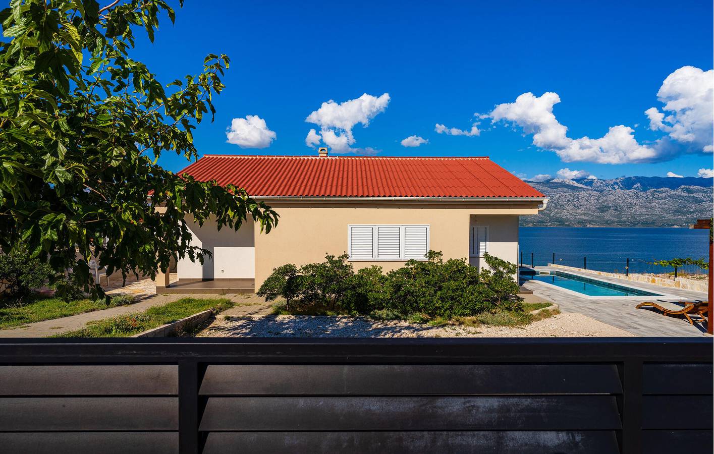 Reizende 2-Zimmer-Wohnung mit Pool, Terrasse und WLAN, 200 m von der Küste entfernt in Razanac, Zadar