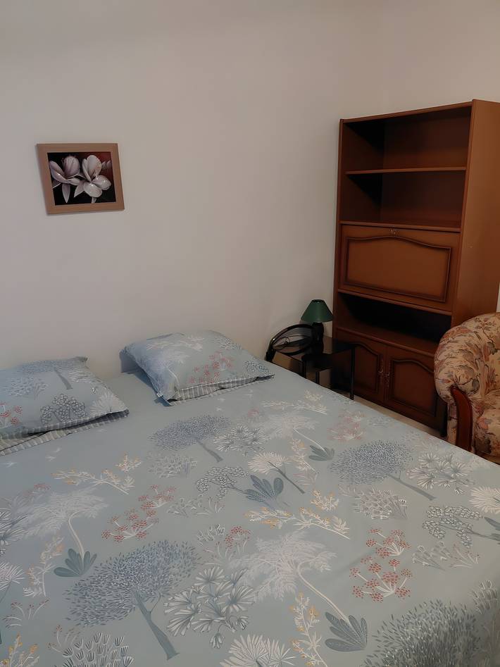 Bed and Breakfast 'Chez Serge' with Wi-Fi, Air Conditioning and Parking, Steps from Le Mans in Arnage, Sarthe
