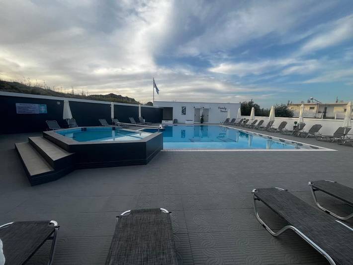 Location de vacances pour 4 personnes, avec piscine ainsi que vue et jardin à Faliráki - 4