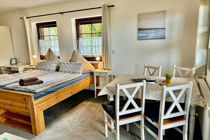 Ferienwohnung für 2 Personen, mit Balkon und Pool sowie Garten und Sauna in Lengenfeld