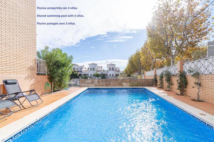 Chalet für 8 Personen, mit Terrasse und Garten sowie Pool in Empuriabrava