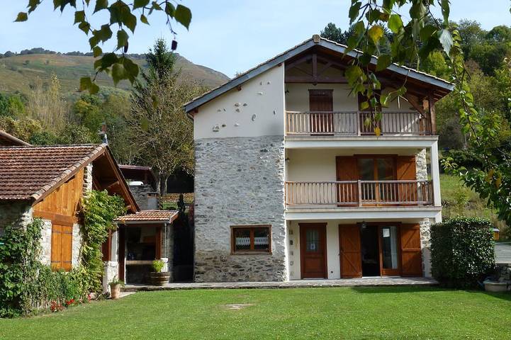 Gîte pour 10 personnes, avec Balcon et Jardin à Arnave