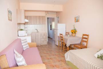 Camping per 4 Persone in Thermisia, Peloponneso, Foto 1