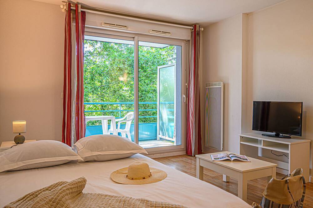 Entire apartment, Près de la plage et du centre | Piscine sur place in Plescop, Côte des Mégalithes