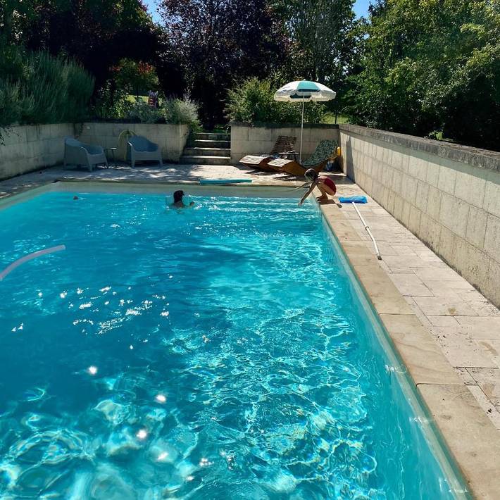 Location de vacances pour 4 personnes, avec piscine ainsi que vue et jardin à Ligré - 2