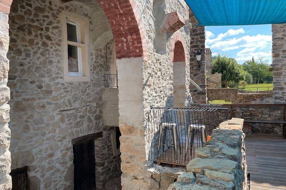 Maison atypique: Magnanerie cévenole en pierre & galerie d'art, piscine, jardin in Meyrannes, Parc national des Cévennes