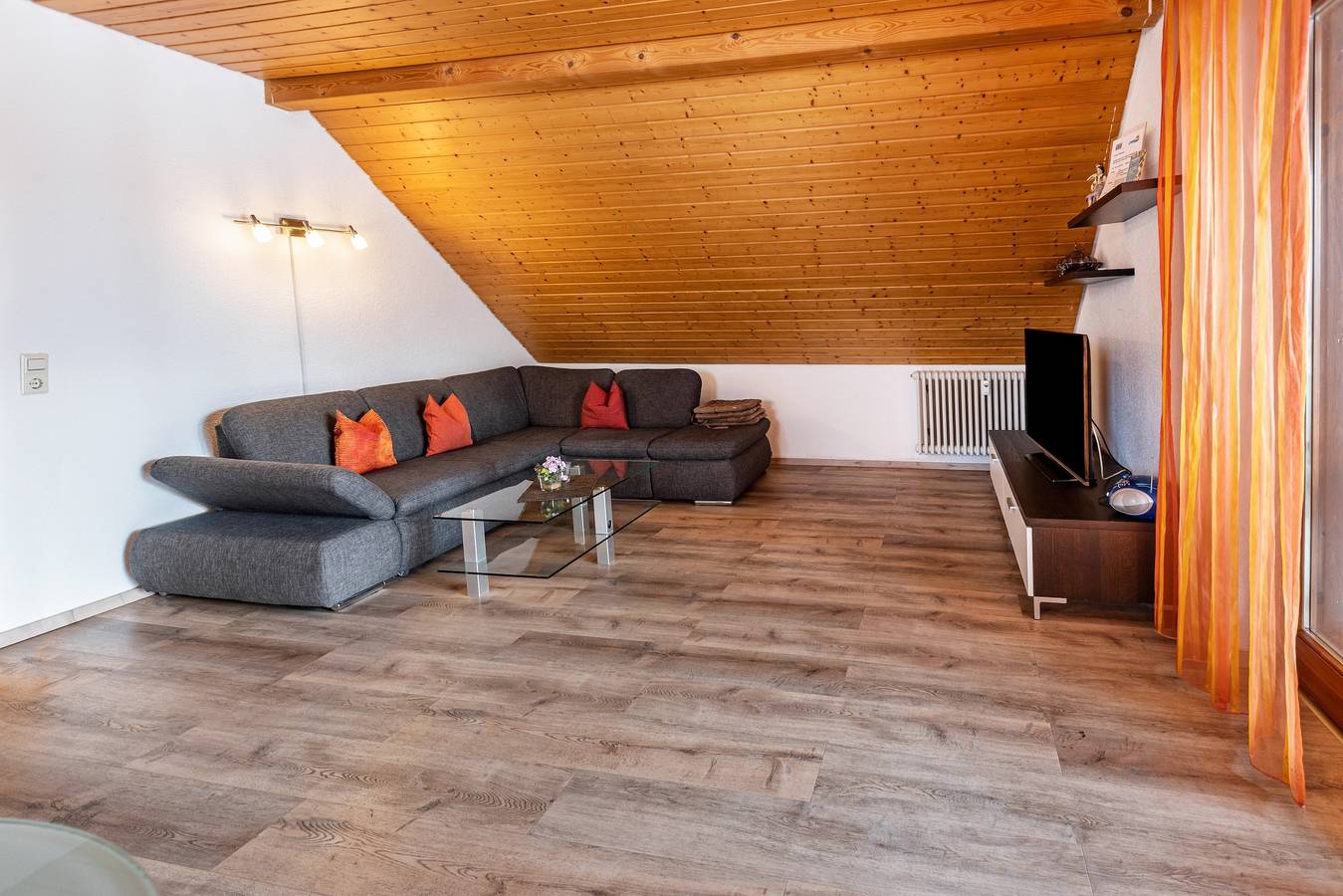 Ganze Wohnung, Ferienwohnung 'Anca' mit Seeblick, Balkon und Wlan in Öhningen, Untersee