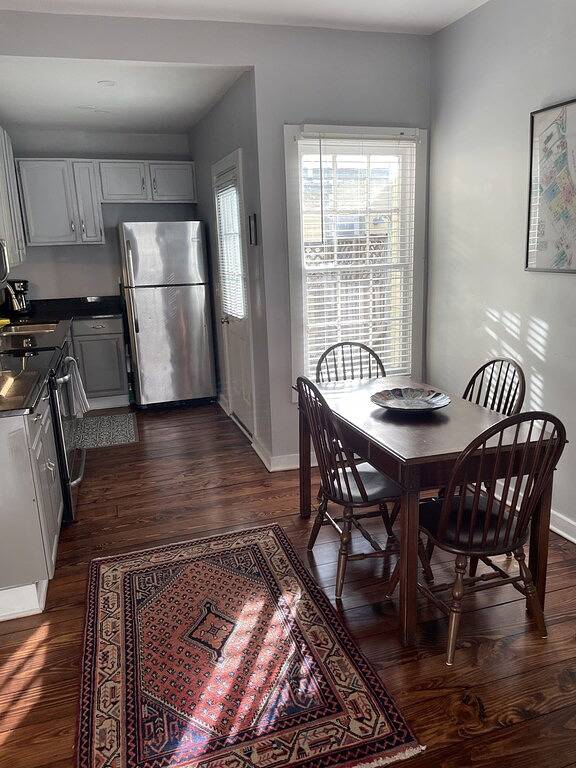 Historic King Bed Cottage, Pvt Parking, Pvt Patio, Flexible Cancellations in Savannah, Chatham County