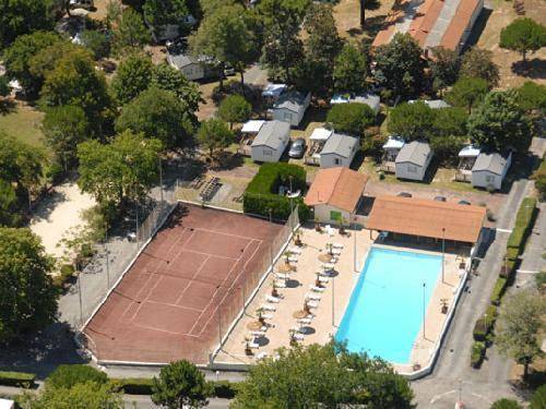 Camping pour 6 personnes, avec Terrasse ainsi que Jardin et Piscine à La Tremblade - 2