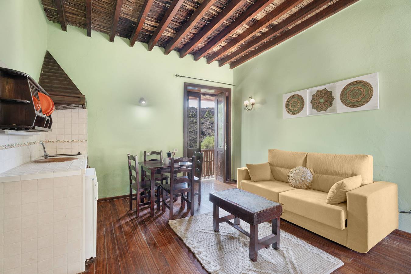 Apartamento entero, Apartamento de vacaciones 'Atarjea' con vistas al mar, piscina compartida y Wi-Fi in Granadilla de Abona, Tenerife Sur