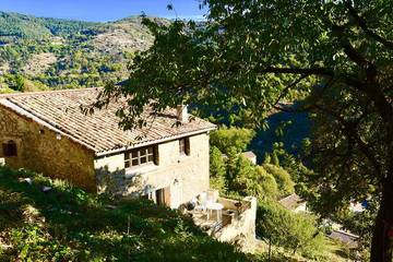 Location de vacances pour 5 personnes, avec jardin et terrasse à Asperjoc