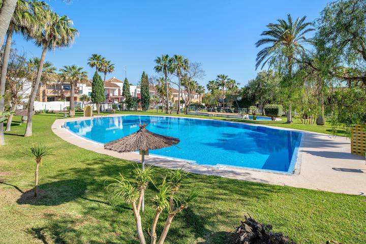 Apartamento inteiro, Apartamento 'Leprince' com piscina partilhada, Wi-Fi e ar condicionado in Playa La Barrosa, Chiclana de la Frontera