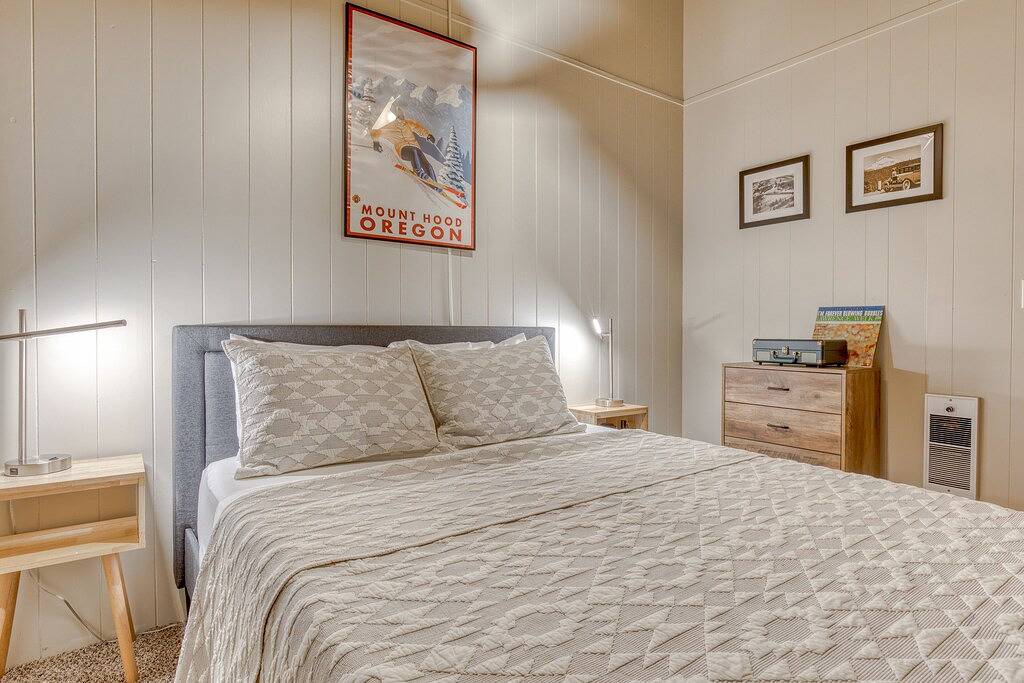 Secluded dog-friendly cabin with two fireplaces, washer/dryer, deck & firepit in Welches, Mount Hood