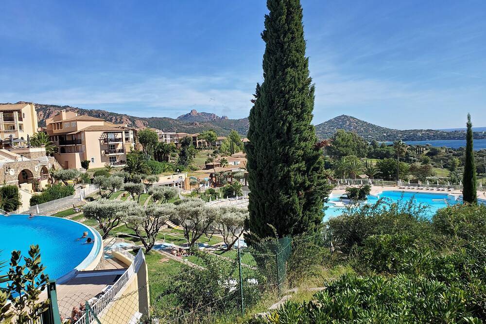 Entire apartment, Refurbished studio with garden and patio in the Cap Esterel holiday village in Agay, Saint-Raphaël