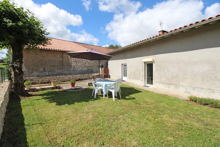 Gîte pour 5 personnes, avec terrasse et jardin, animaux acceptés à Saint-Auvent