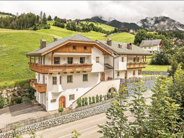Ferienwohnung für 6 Personen, mit Ausblick und Garten sowie Terrasse in Alta Badia