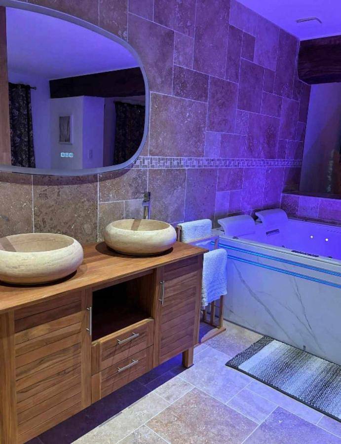 Location de vacances pour 2 personnes, avec jardin et jacuzzi à Étriché - 2