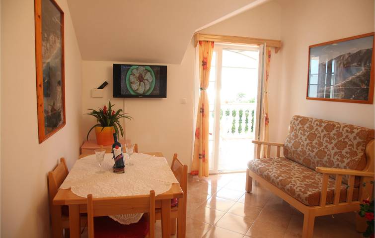 Ganze Ferienwohnung, Gemütliche Ferienwohnung mit Terrasse und WLAN, 2 km vom Strand entfernt in Srima, Šibenik-Knin