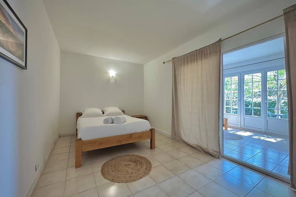 Les Hauts de Bezouce, Spacious and Game Room in Bezouce, Nimes region