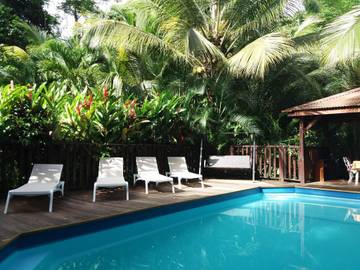 Bungalow pour 2 personnes, avec terrasse ainsi que piscine et jardin en Guadeloupe