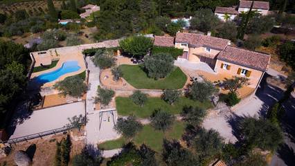Gîte pour 9 personnes, avec terrasse ainsi que piscine et jardin à Puyméras