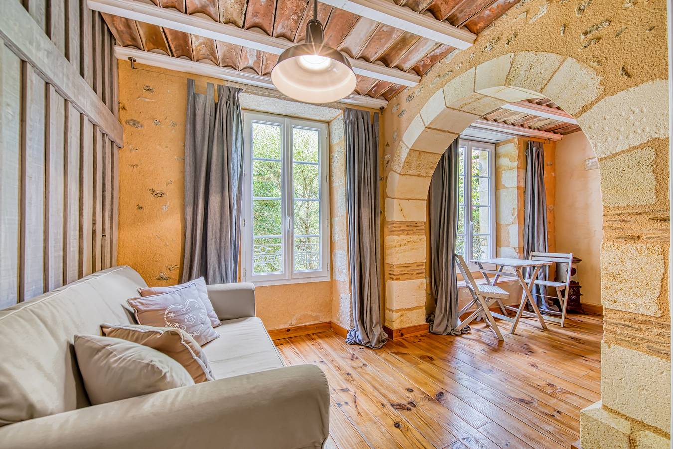 Chambre d'hôtes 'L'orée De Lansot - Chambre Romance' avec terrasse partagée, jardin partagé et Wi-Fi in Noaillan, Région de Langon
