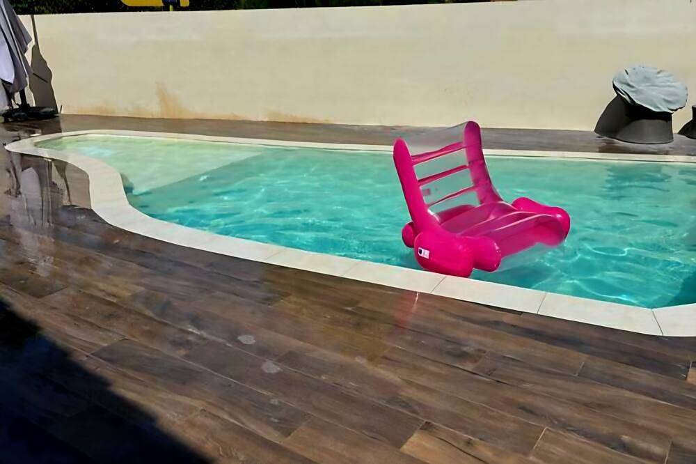 Appartement entier, Studio 4 personnes piscine et jacuzzi privé in Lunel, Côte d'Améthyste