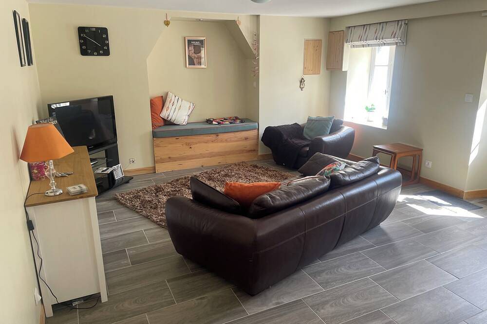 Large house over 3 floors in quiet village setting close to canal & country walk in Saint-Thois, Châteaulin und Umgebung