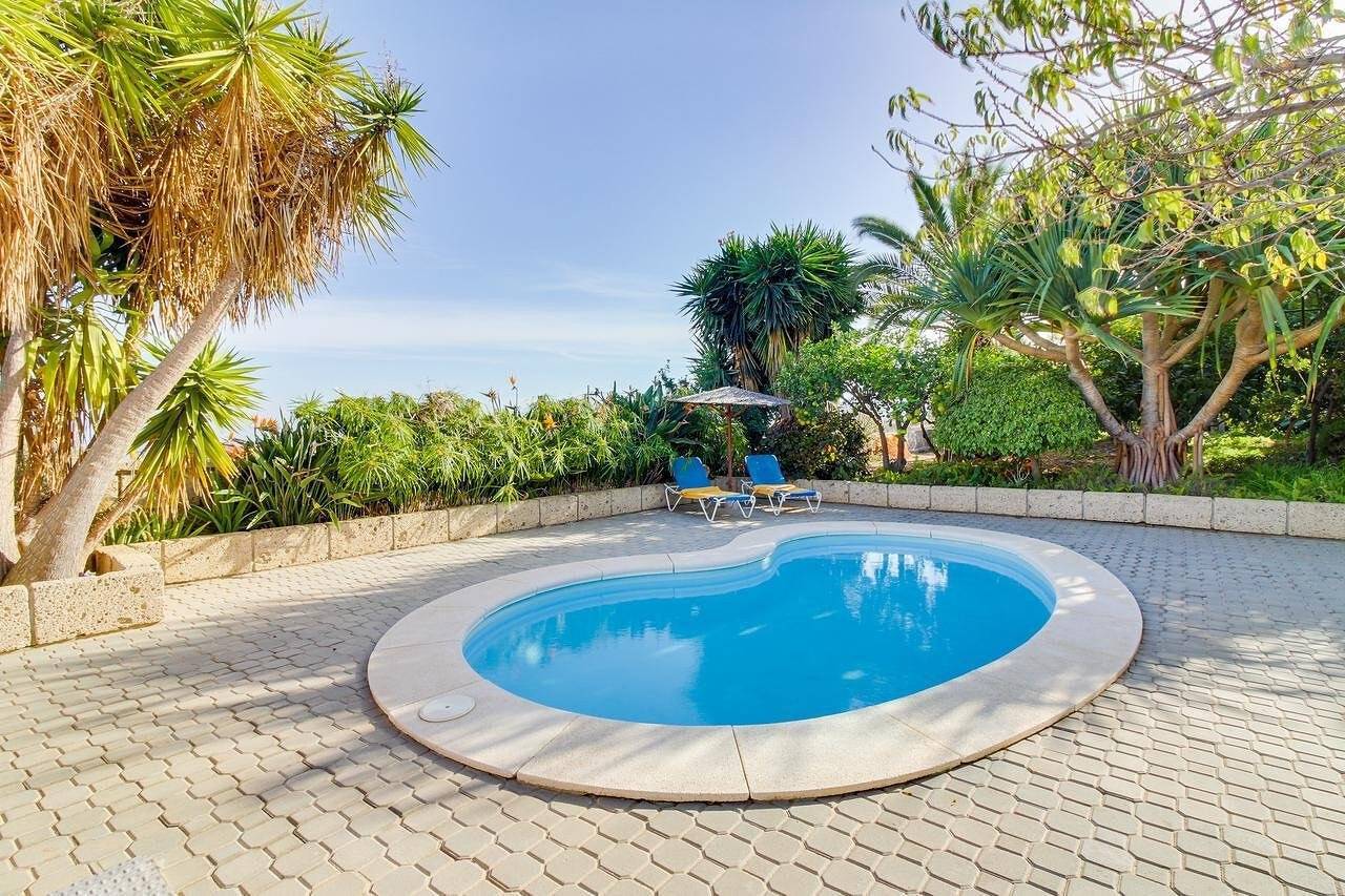 Villa Mimosa, vistas a la montaña, piscina, Wi-Fi rápido, jardín y terraza; aparcamiento disponible in Arafo region, Tenerife Sur