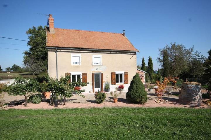 Location de vacances pour 3 personnes, avec jardin à Bourg-le-Comte