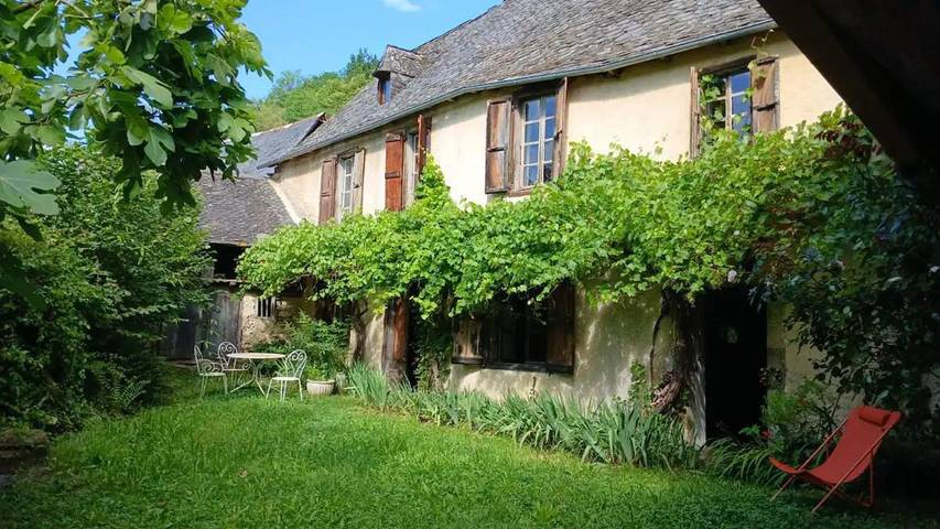 Gîte pour 2 personnes, avec terrasse ainsi que jardin et vue à Balaguères