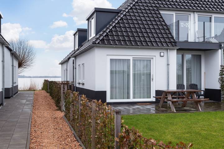Ferienwohnung für 2 Personen, mit Seeblick und Balkon/Terrasse sowie Terrasse in Friesland