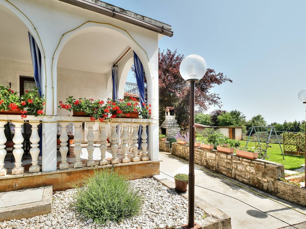 Ganze Wohnung, Charmantes Apartment nur 200 Meter zum Strand mit Meerblick und Grill in Zambratija, Umag und Umgebung