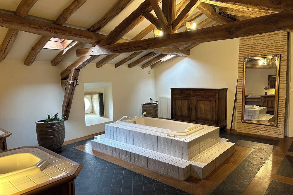 Le château de Mazelières est un lieu paisible pour des vacances détendues in Espiens, Région de Nérac