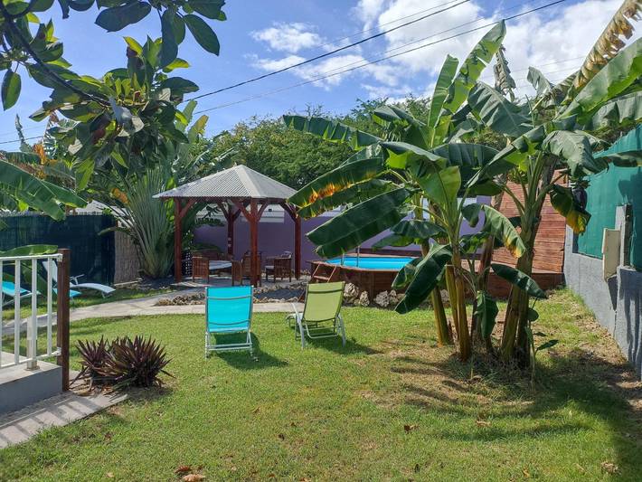 Gîte pour 6 personnes, avec terrasse ainsi que piscine et jardin