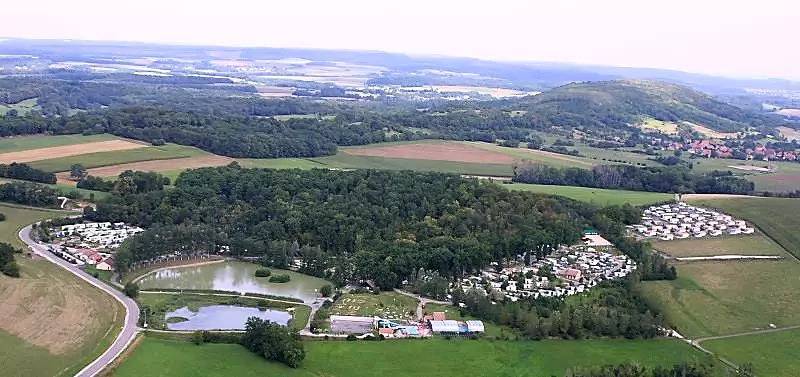 Camping pour 3 personnes, avec piscine et terrasse, animaux acceptés dans le Doubs - 2