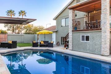 Vacation Rental for 12 Guests in Mesa, Maricopa County, Picture 2