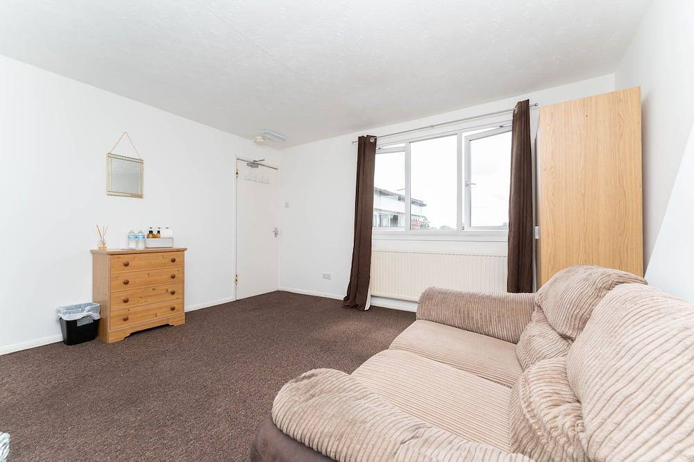 Room 5 - Double Bedroom with Sofa and additional Single bed - Loft Room in Iver, Colne Valley Park