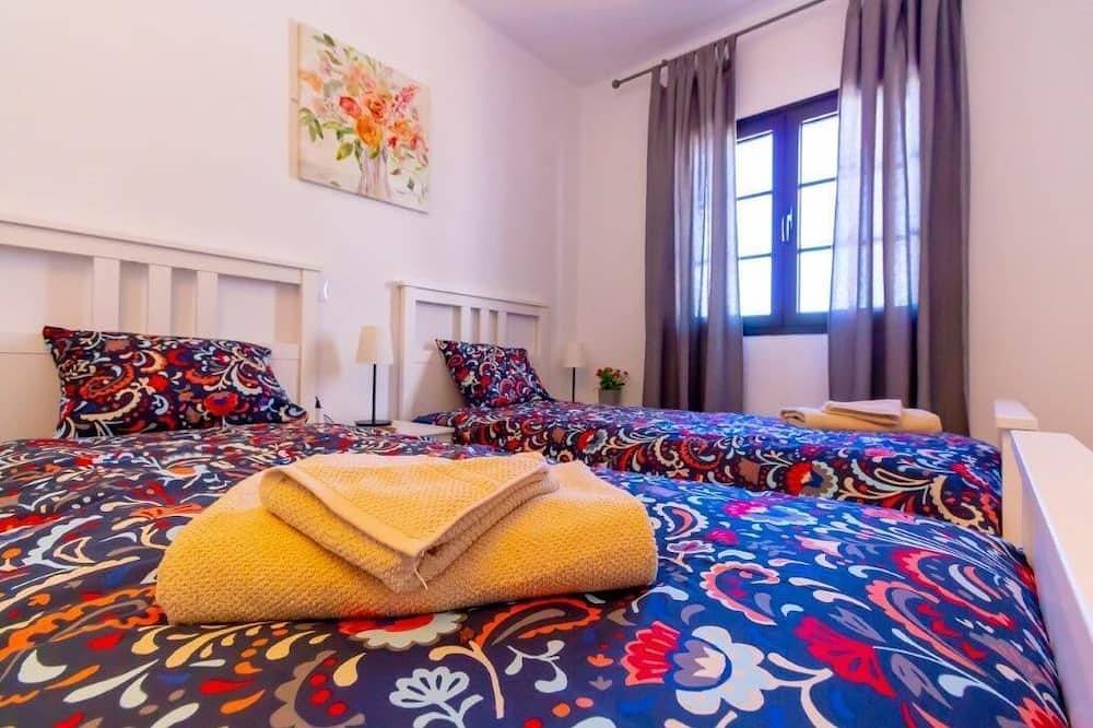 Villa Colonia, Fabulous Luxury Villa 5 min beach, skytv, h/pool, Bbq & more! in Puerto del Carmen, Tías