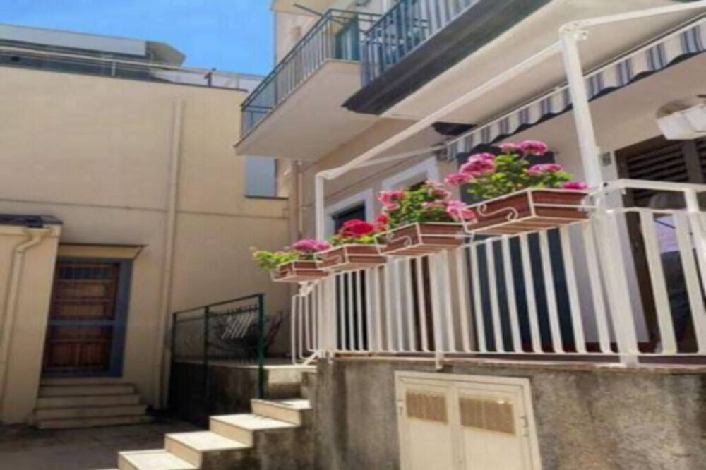 Independent holiday home 5 minutes from the seafront and the centre. in Aci Trezza, Aci Castello