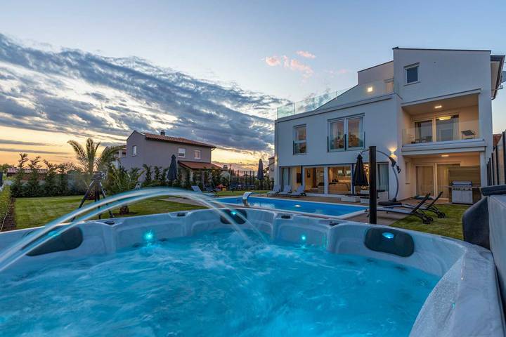Ferienhaus für 12 Personen, mit Balkon und Terrasse sowie Whirlpool und Garten in Gedići